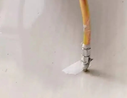 西畴瓷砖空鼓维修公司专业解答在瓷砖铺贴过程中，如果使用的砂料过粗（如全部使用了粗砂），可能会导致以下问题