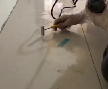 西畴瓷砖开裂维修公司专业分享瓷砖在铺贴前如果没有沥干水分，将会导致以下问题
